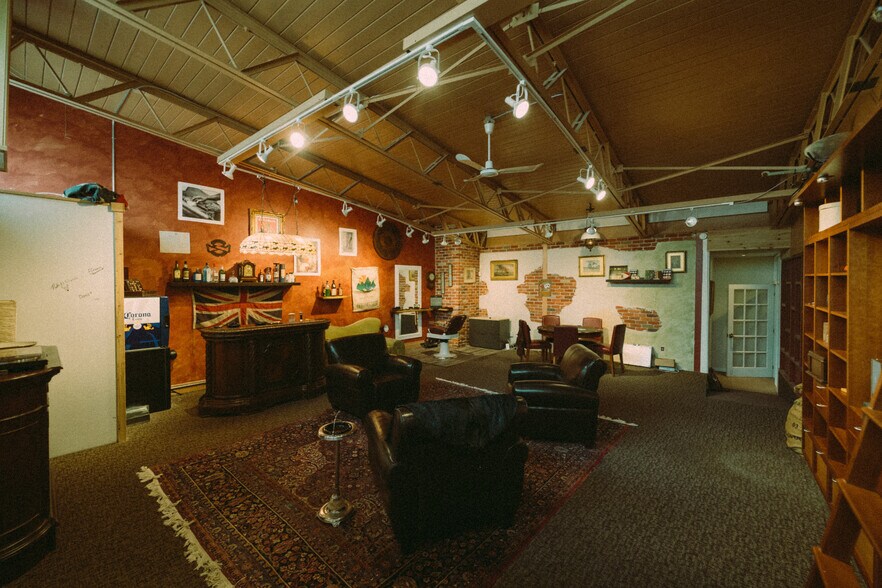 More Photos Of 18 Rue Saint-Thomas, Sainte-anne-de-bellevue Storefront Retail Office For Sale