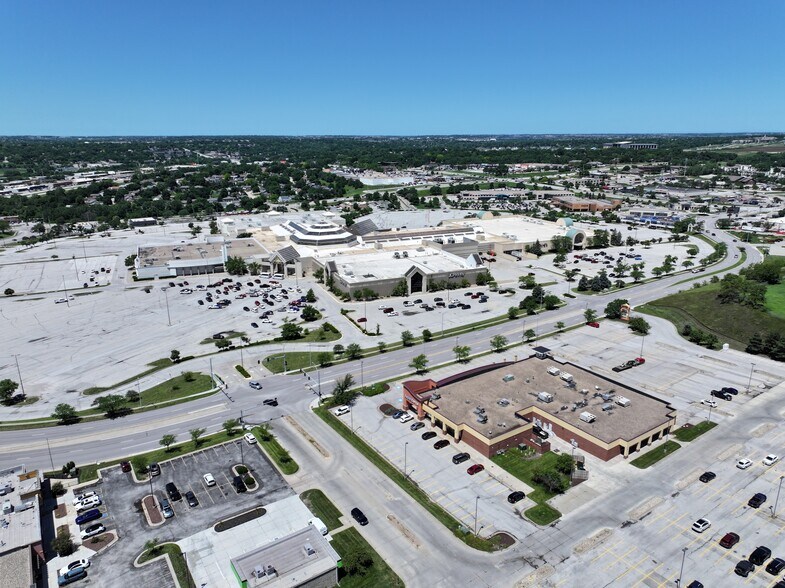 More Photos Of 3205-3225 Oak View Dr, Omaha General Retail For Lease