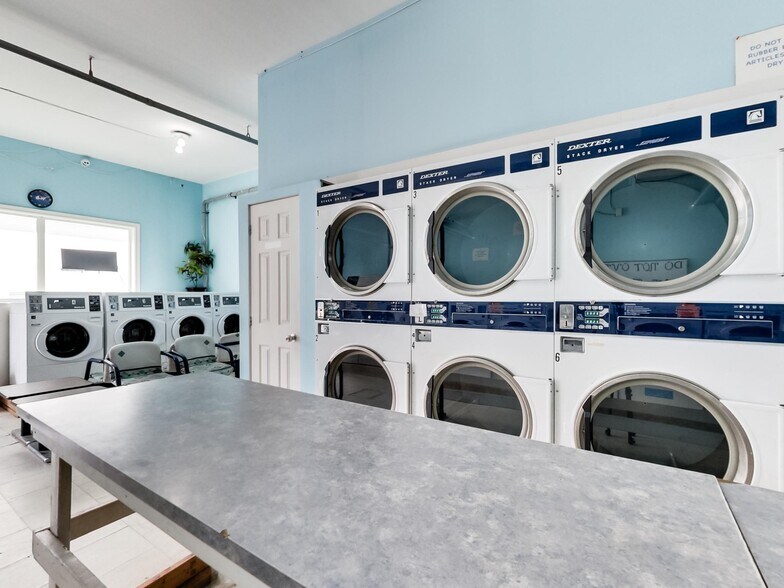 More Photos Of 443 Wentworth St N, Hamilton Storefront Retail Residential For Sale