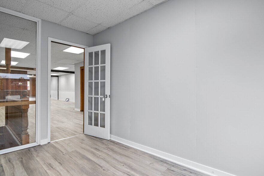 More Photos Of 58 Dundas St E, Napanee Storefront For Sale