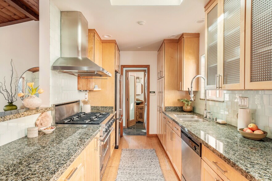 More Photos Of 16 Spinnaker St, Marina Del Rey Multifamily For Sale