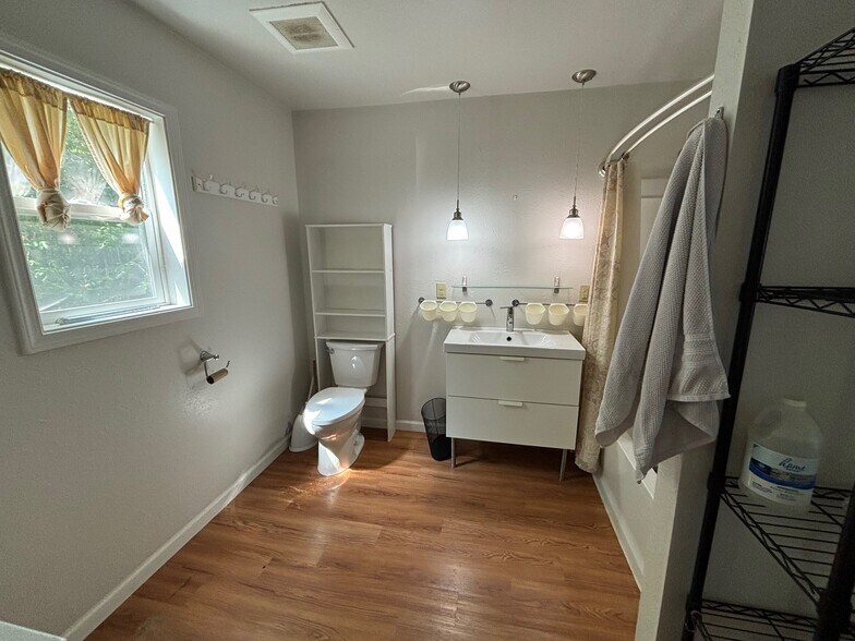More Photos Of 15350 NE Sandy Blvd, Portland Office Residential For Sale