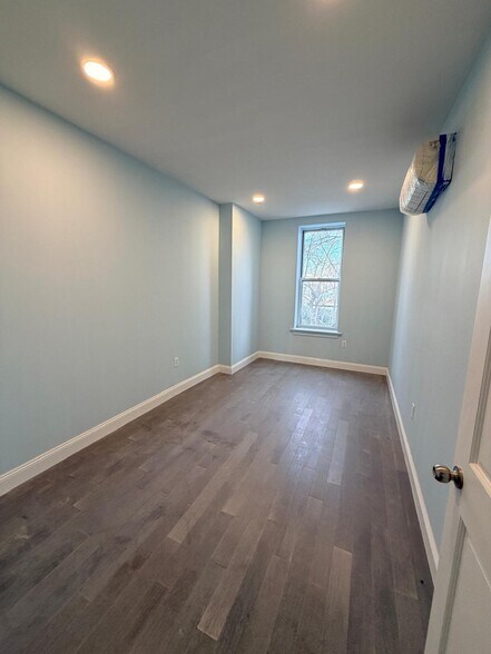 More Photos Of 70-11 Myrtle Ave, Glendale Office For Lease
