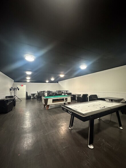 More Photos Of 3870 Elizabeth Lake Rd, Waterford Bar For Lease
