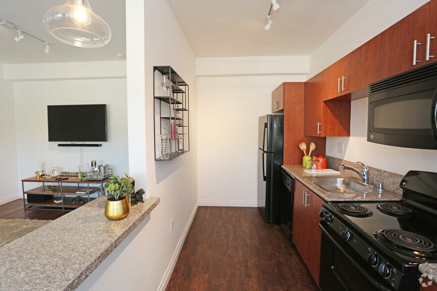 More Photos Of 5529-5533 Hollywood Blvd, Los Angeles Apartments For Lease