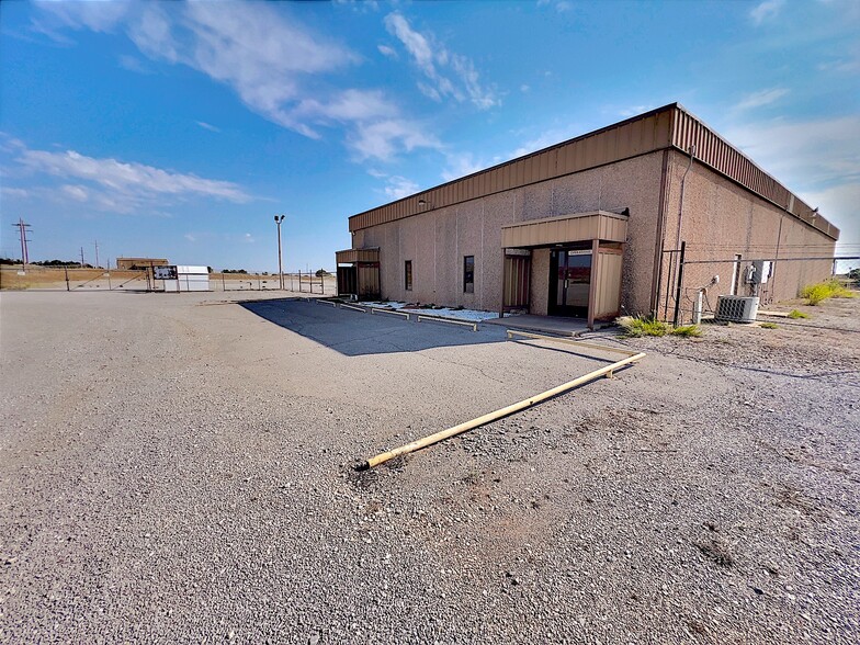 Primary Photo Of 1717 S 28th St, Clinton Distribution For Lease