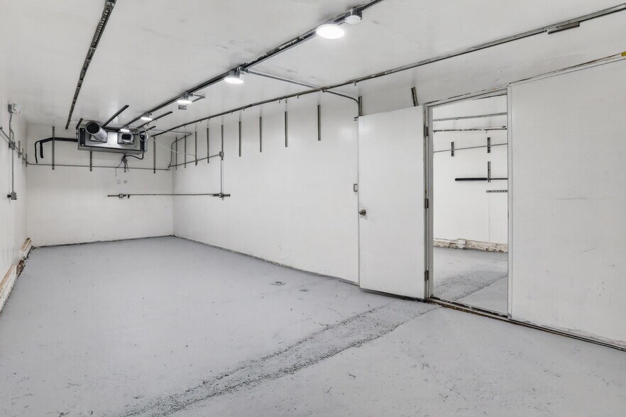More Photos Of 9939 Commerce Ave, Tujunga Storefront For Sale