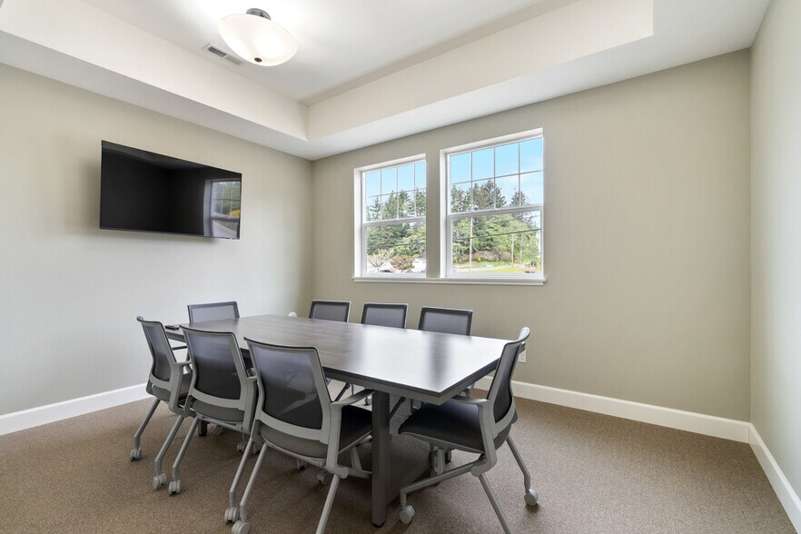 More Photos Of 2210 NE 22nd St, Lincoln City Office For Lease