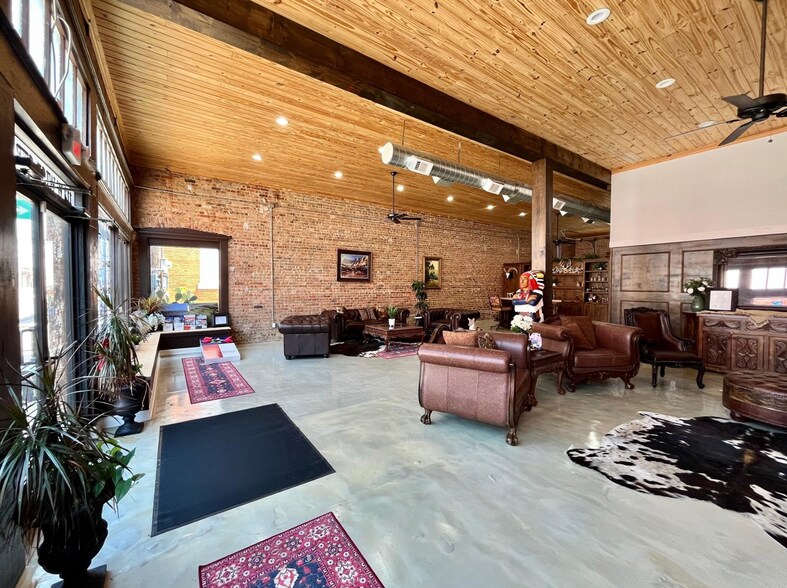 More Photos Of 112 W Wise St, Bowie Office For Sale