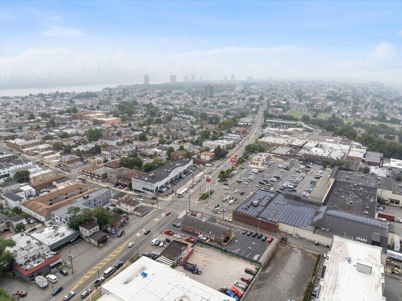 More Photos Of 456 Walker St, Fairview Flex For Lease