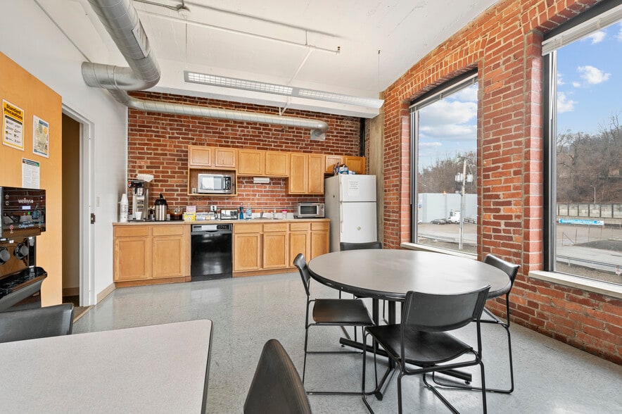 More Photos Of 2828-2840 Liberty Ave, Pittsburgh Office For Lease