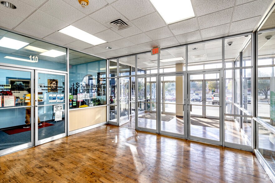 More Photos Of 700 S Zarzamora St, San Antonio Office For Sale