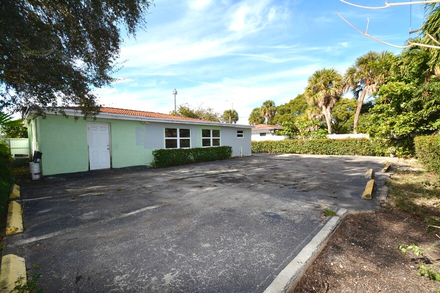 More Photos Of 16921 NE 6th Ave, North Miami Beach Office For Sale