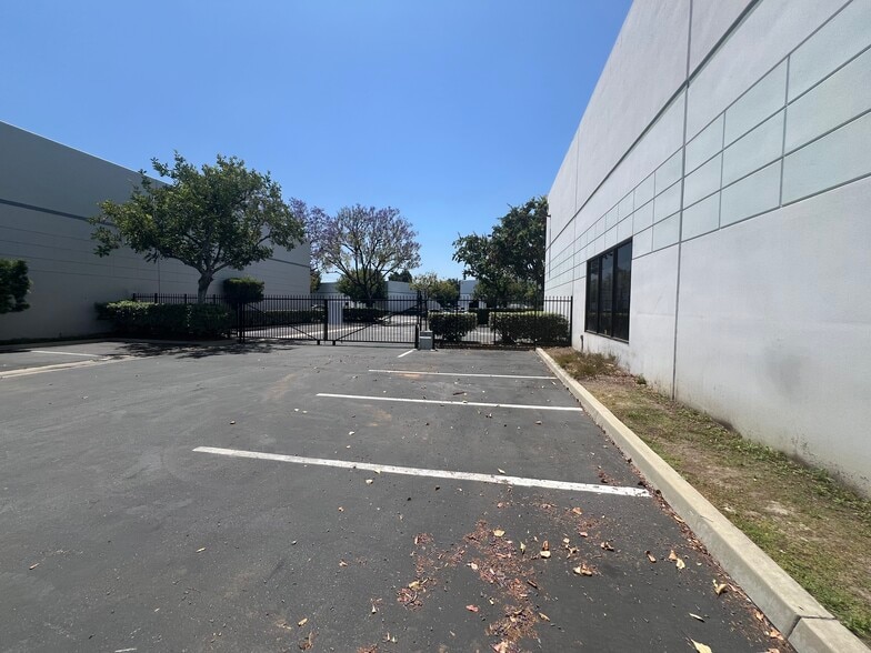More Photos Of 104 Exchange Pl, Pomona Warehouse For Lease