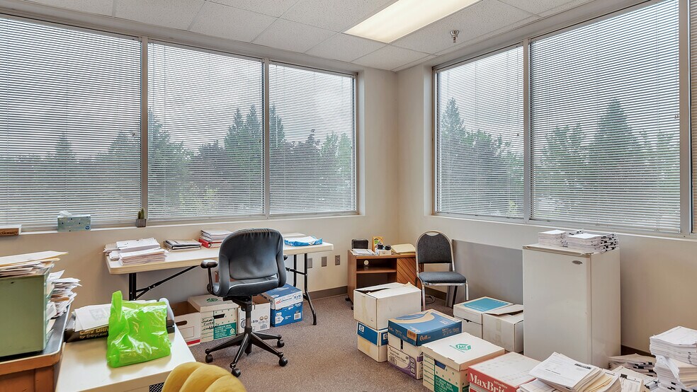 More Photos Of 7025 N Leadbetter Rd, Portland Service For Lease