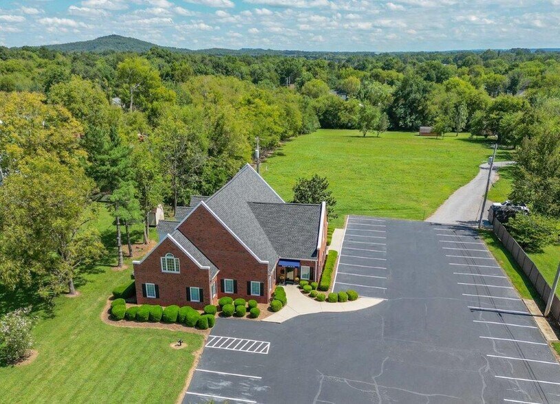 More Photos Of 1404 N Main St, Shelbyville Office Residential For Lease