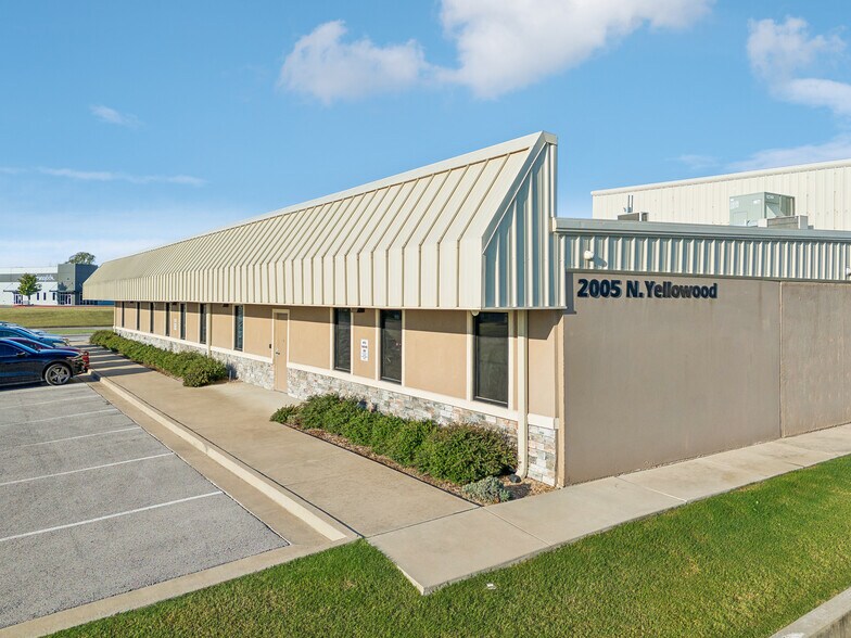 More Photos Of 2005 N Yellowood Ave, Broken Arrow Warehouse For Sale