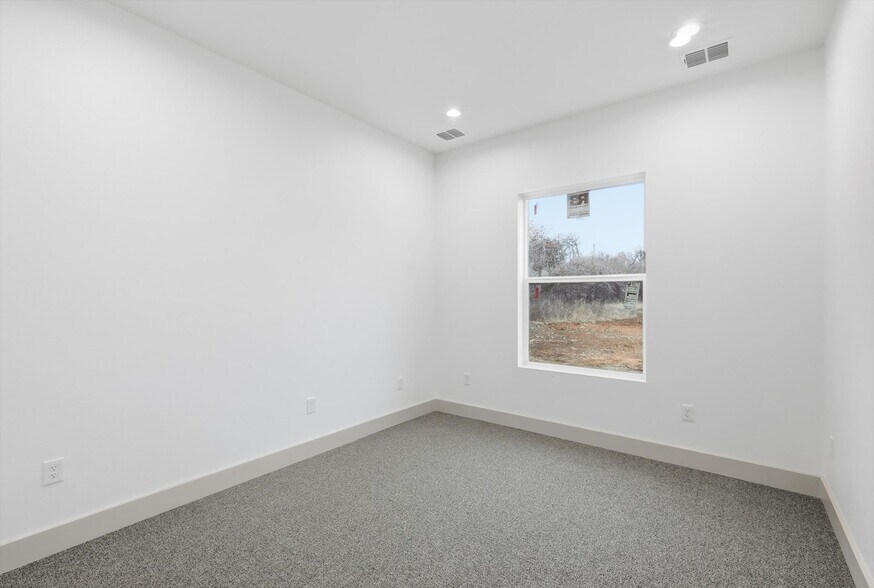 More Photos Of 203 E Debbie Ln, Mansfield Loft Creative Space For Lease