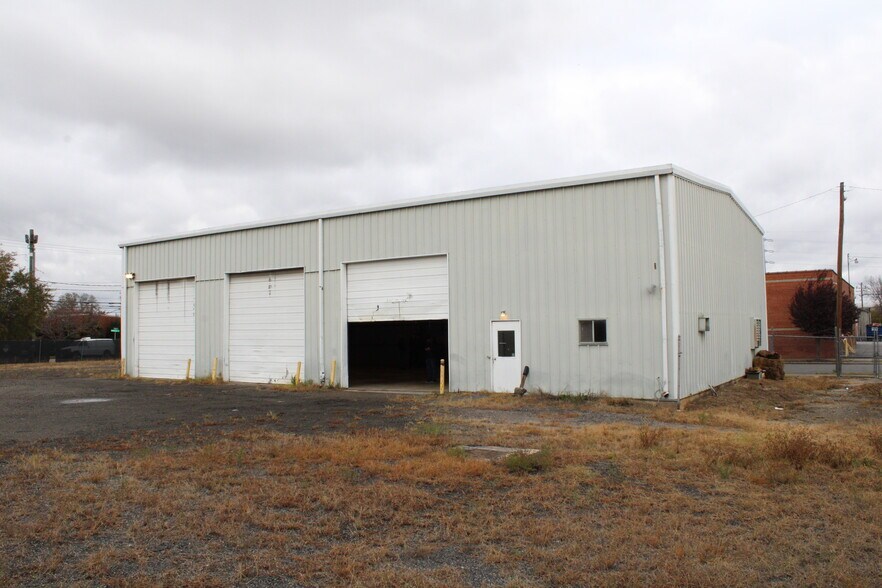 More Photos Of 1701-1705 Roseneath Rd, Richmond Warehouse For Lease