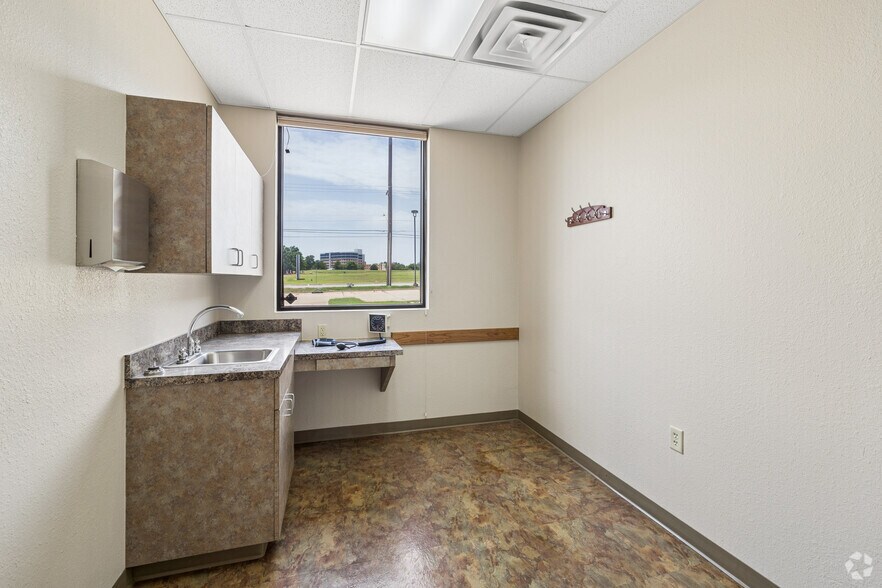 More Photos Of 230 N Midwest Blvd, Oklahoma City Medical For Sale