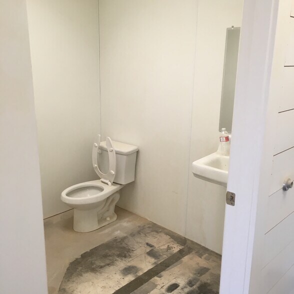 More Photos Of 3801-3827 Avenue A St, Lubbock Unknown For Lease