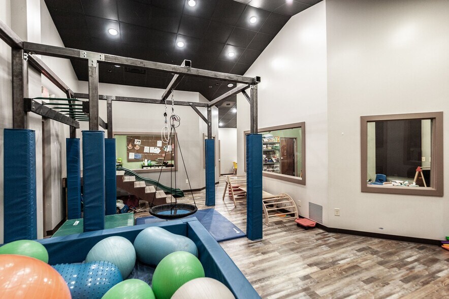 More Photos Of 20 Executive Park Dr, Hendersonville Loft Creative Space For Sale