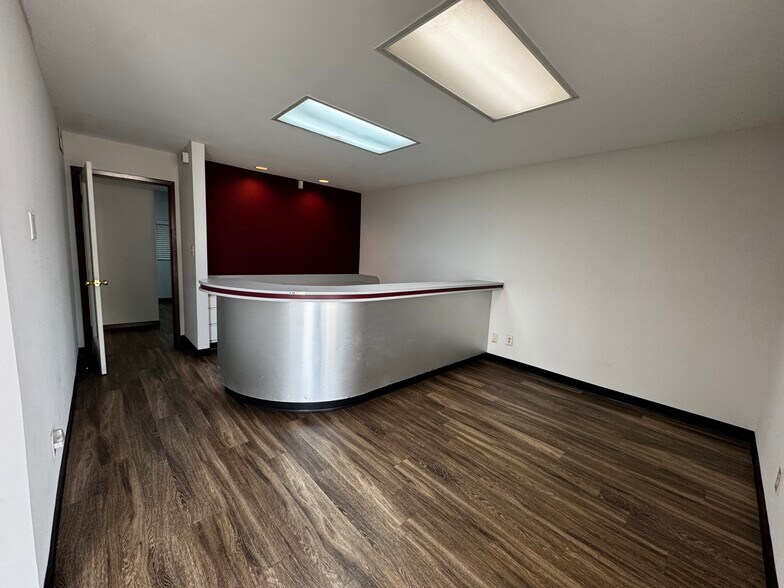 More Photos Of 9123 Thomasville Dr, Houston Warehouse For Lease