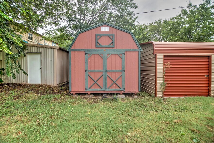 More Photos Of 604 S Rodeo Dr, Comanche Storefront Retail Office For Sale