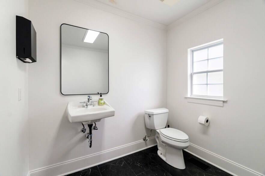 More Photos Of 4105 Hillsboro Cir, Nashville Office For Sale