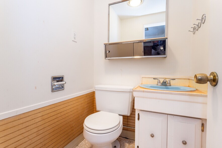 More Photos Of 9826 Columbus Ave, North Hills Multifamily For Sale