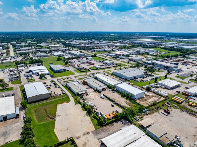 More Photos Of 629 Howard Dr, Deer Park Light Manufacturing For Lease