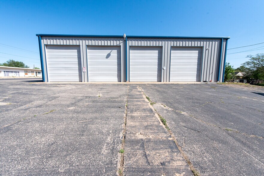 More Photos Of 1211 Lamar St, Sweetwater Flex For Sale