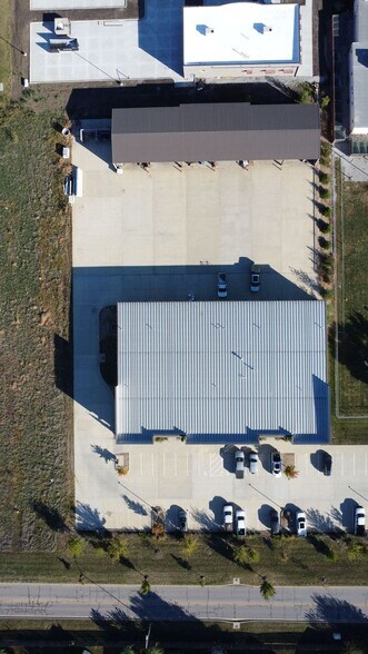 More Photos Of 912-922 E Warren St, Gardner Industrial For Lease