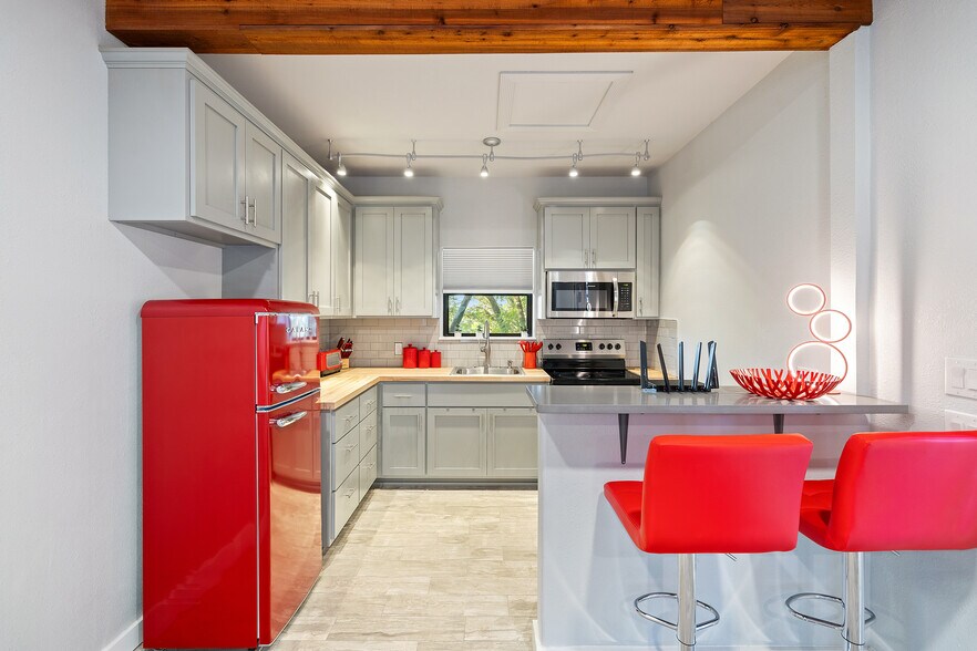 More Photos Of 101 Rolling Hills Rd, Blanco Specialty For Sale