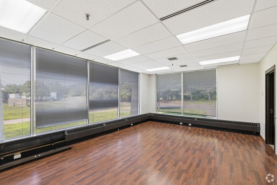 More Photos Of 92 Deerfield Rd, Windsor Unknown For Lease
