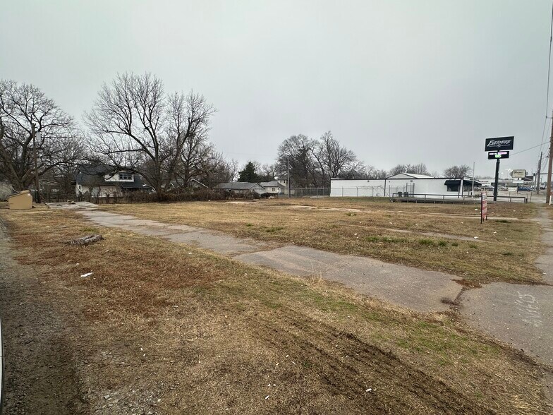 More Photos Of 820-912 S Wood Dr, Okmulgee Land For Sale
