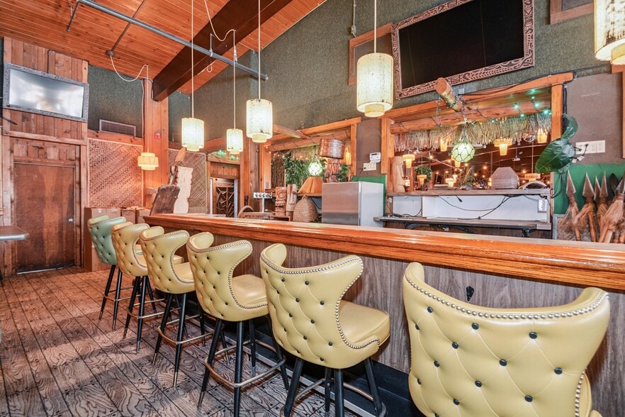 More Photos Of 1900 & 1924 Marshall St NE, Minneapolis Restaurant For Sale