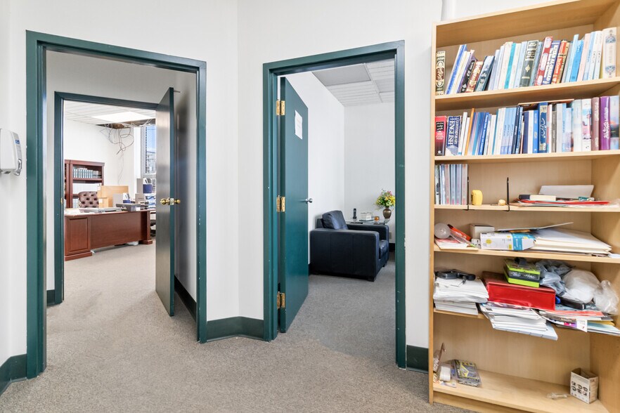 More Photos Of 8270 Av Mountain Sights, Montréal Office For Sale