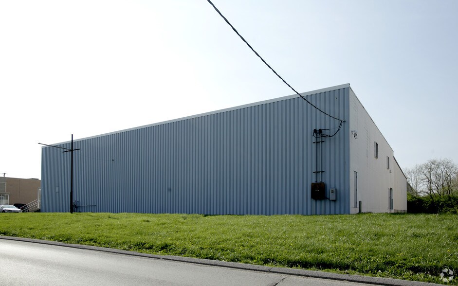 More Photos Of 8822 Frost Ave, Hazelwood Warehouse For Lease