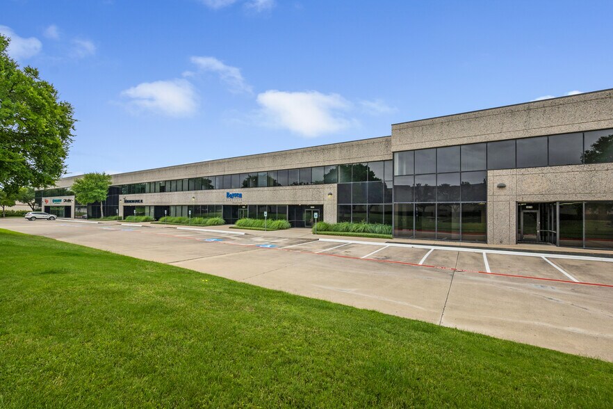 More Photos Of 3000-3080 Story Rd W, Irving Showroom For Lease