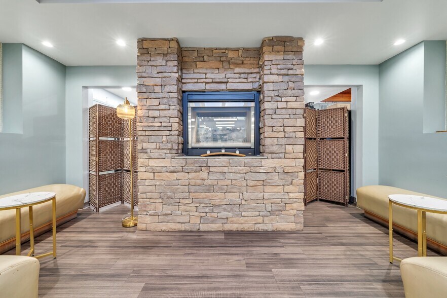 More Photos Of 2601 Franklin Rd, Roanoke Freestanding For Sale