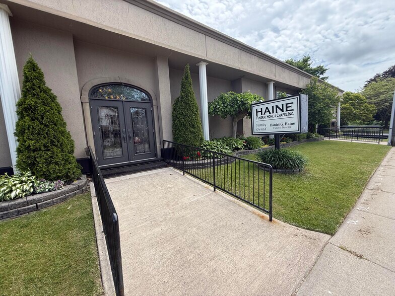 More Photos Of 26 Ormond St S, Thorold Funeral Home For Sale