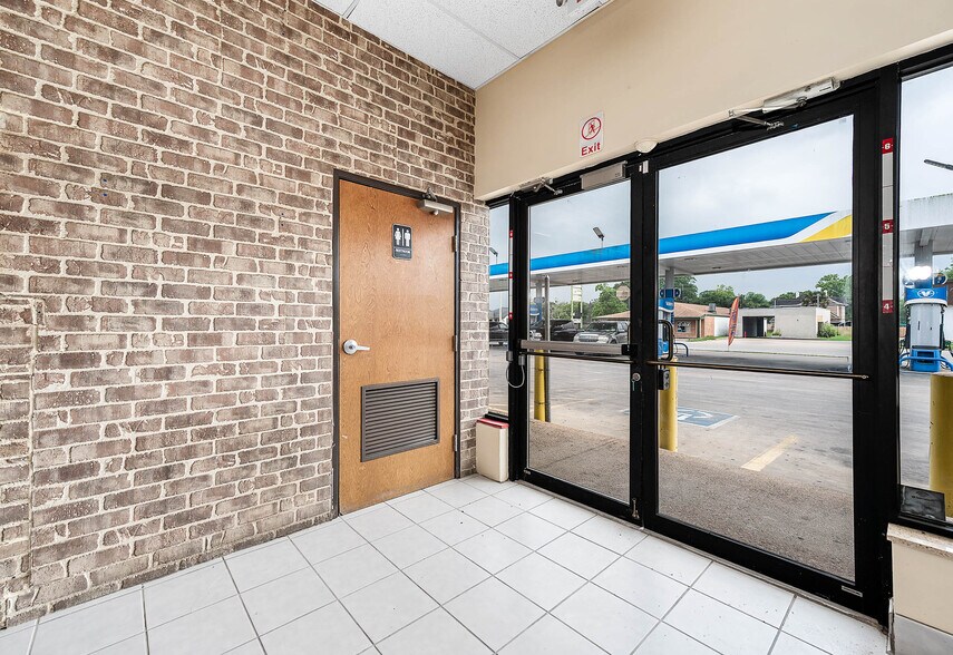More Photos Of 1417 7th St, Bay City Storefront For Lease