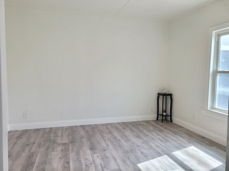 More Photos Of 802 E Broad St, Forney Office For Sale