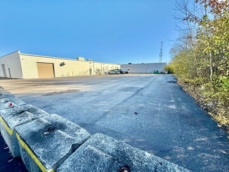 More Photos Of 702-708 Congress Park dr, Washington Township Warehouse For Lease