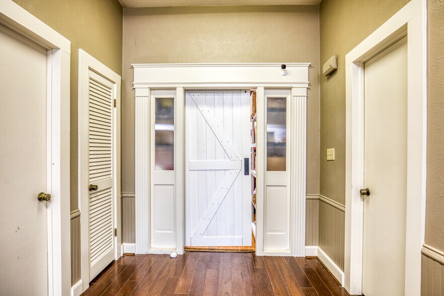 More Photos Of 1600 S Day St, Brenham Medical For Sale