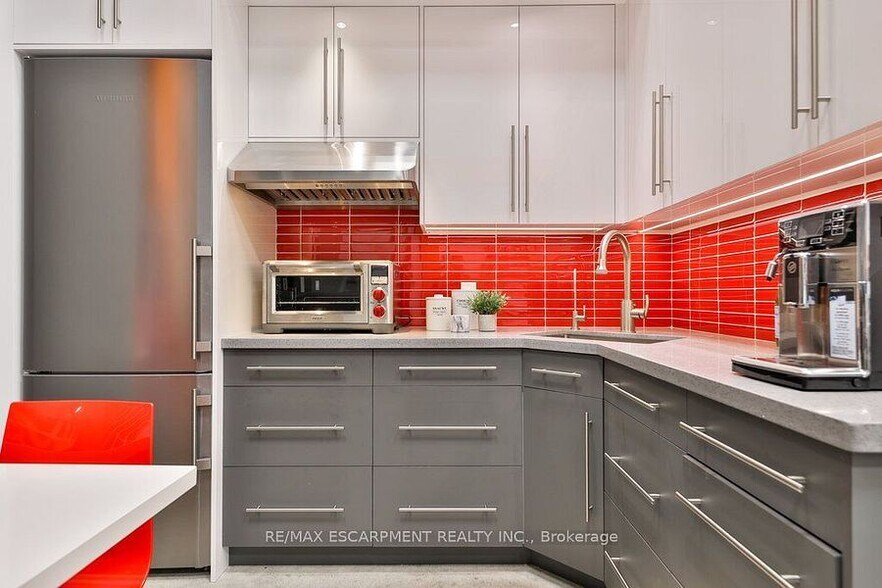 More Photos Of 1225 Queensway E, Mississauga Industrial For Sale