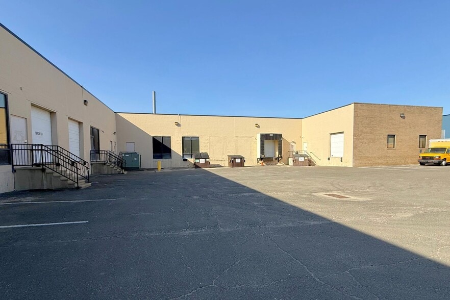 More Photos Of 555 Lordship Blvd, Stratford Showroom For Lease