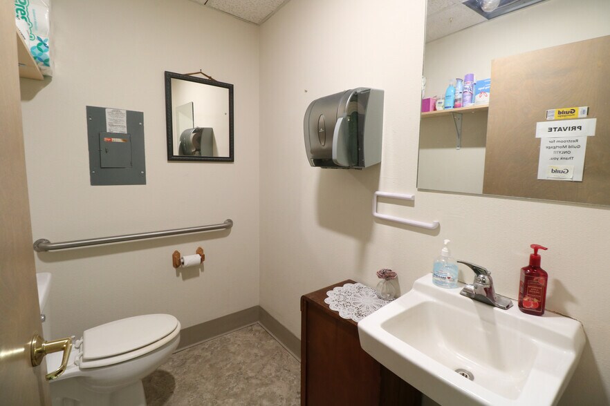 More Photos Of 320 Central Ave, Coos Bay Office For Sale