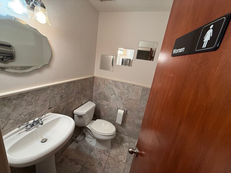 More Photos Of 6910 Bellaire Blvd, Houston Office Residential For Lease